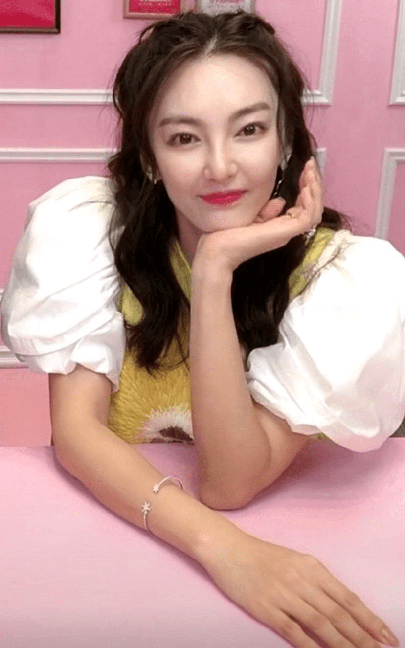 袖子|中日韩女明星宁可撞衫都抢破头要穿这件衣服，只有她穿的最好看？