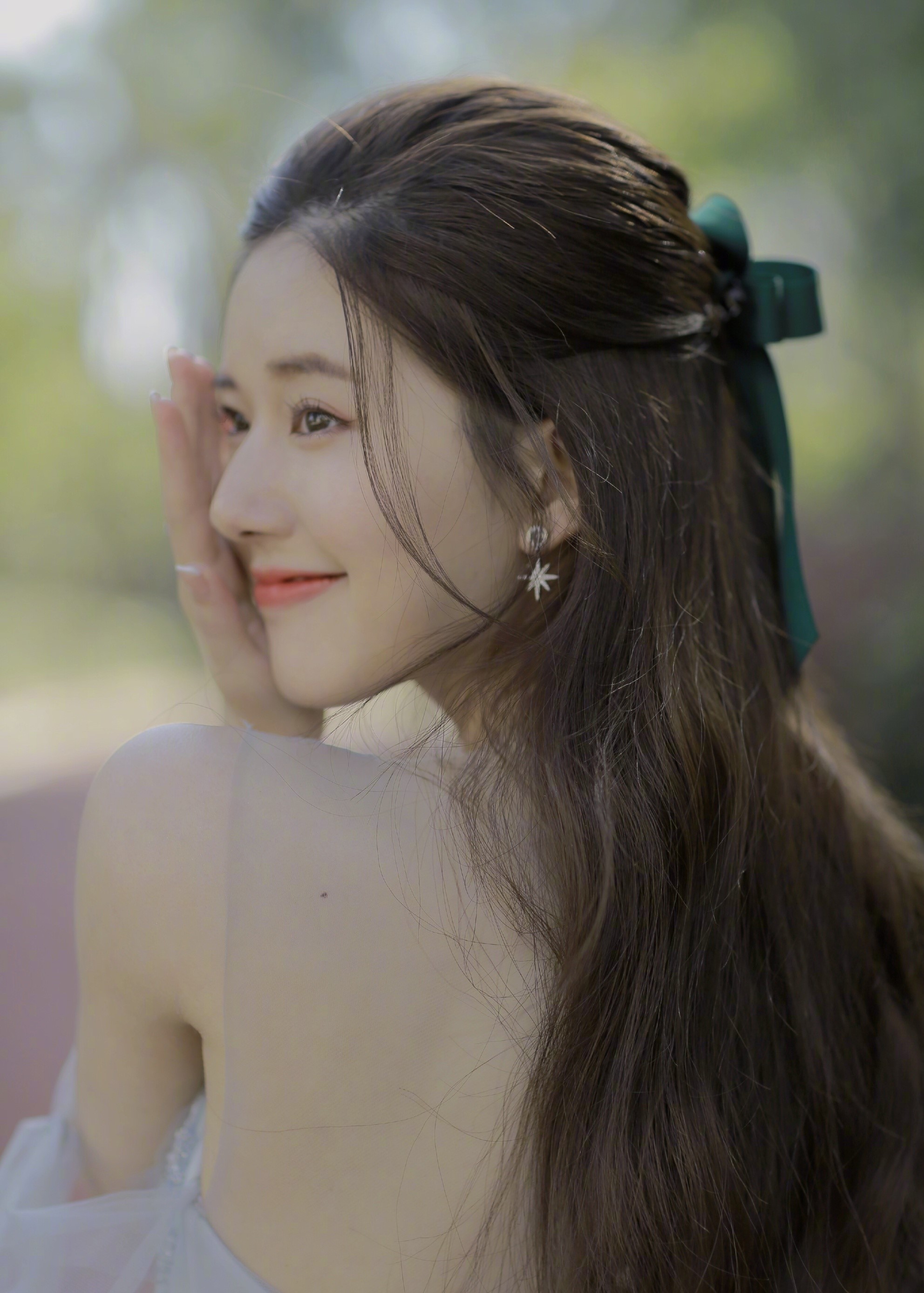 甜美得让人抓狂,可以说不愧是甜美女明星赵露思,太适合蝴蝶结发饰啦!