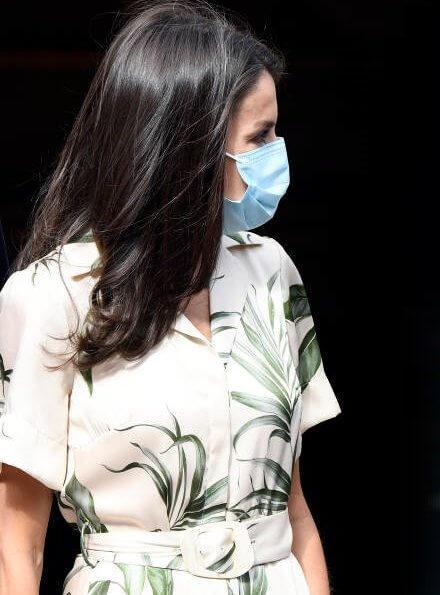 国王|莱蒂齐亚王后参加周日弥撒！穿绿色印花裙又美了，国王宠溺眼神啊