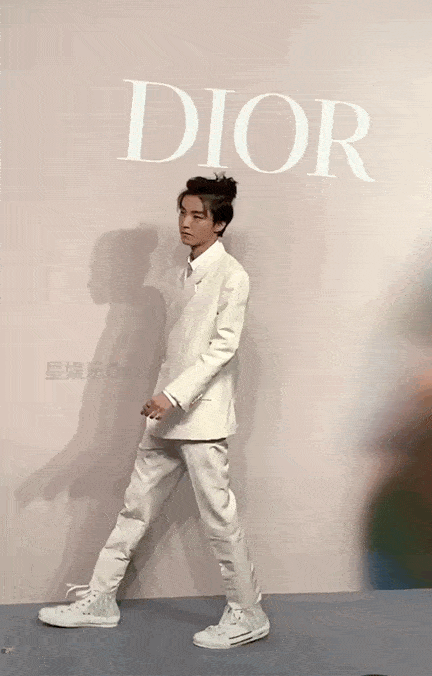 美颜|王俊凯怎么变成这么黑了？没有美颜滤镜都快认不出来他了！