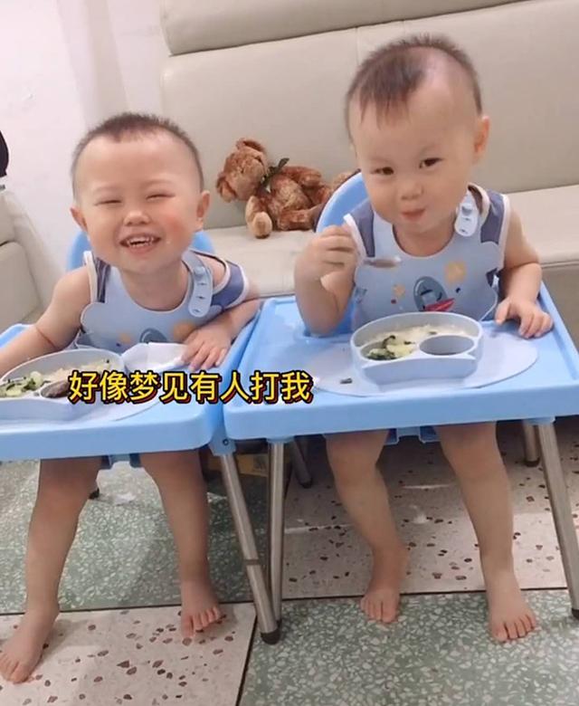 双胞胎宝宝吃饭，哥哥吃到一半呼呼大睡，弟弟“趁人之危”笑翻妈妈