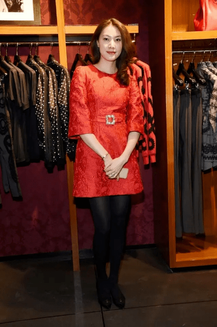 连衣裙|谢杏芳国外度假太随性，穿无袖雪纺连衣裙简约大气，女人味溢出来