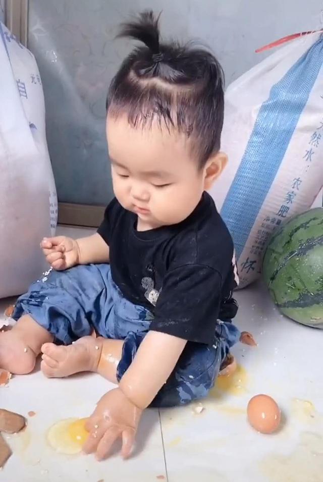 娘俩在姥姥家小住，宝宝日常“作妖”让妈妈不淡定，姥姥：快回你家吧