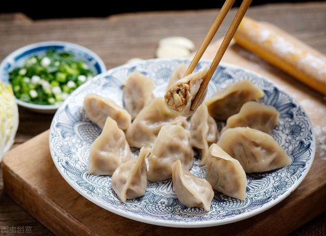 原创煮饺子到底要不要盖锅盖?不少人都做错了,难怪饺子容易破皮