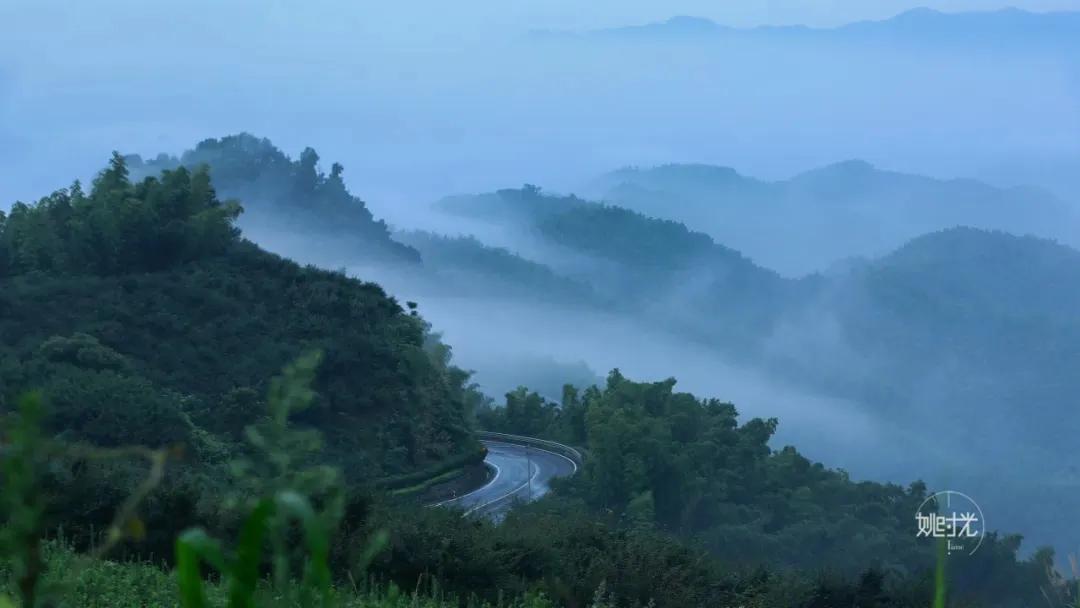 连续的阴雨天气,很多人都无法出行,但连续的阴雨天气也给炎热的夏天