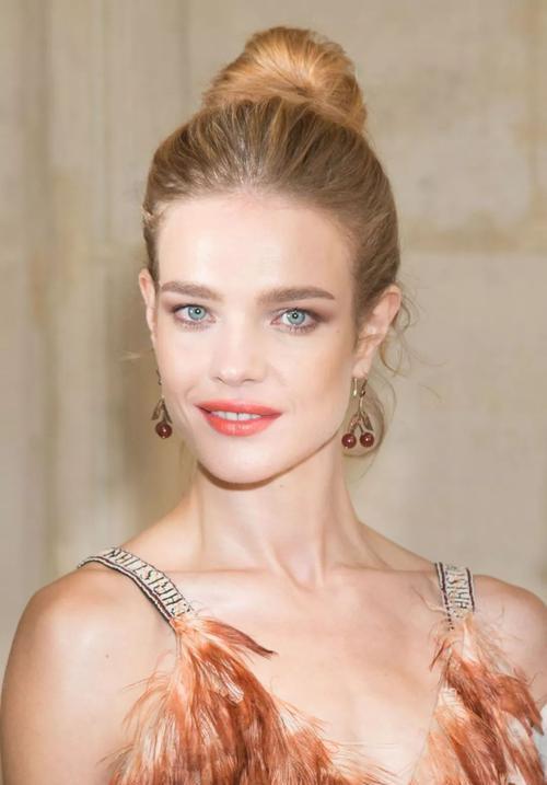 泳衣|LV太子妃穿豹纹紧身泳衣,跪沙滩上大秀火辣身材,咧嘴笑撞脸舒淇