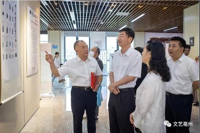 亳州市委常委,秘书长,宣传部长查文彪出席活动并观展.