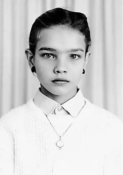 泳衣|LV太子妃穿豹纹紧身泳衣,跪沙滩上大秀火辣身材,咧嘴笑撞脸舒淇