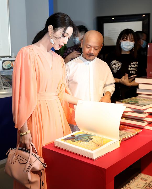 机场|范冰冰现身机场土掉渣，跟台上气场碾压男人的她相比判若两人