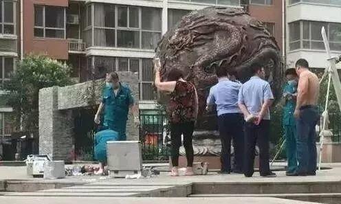 3岁孩子中招，3个大人来救，两人身亡！小区公园很常见，遇见赶紧远离