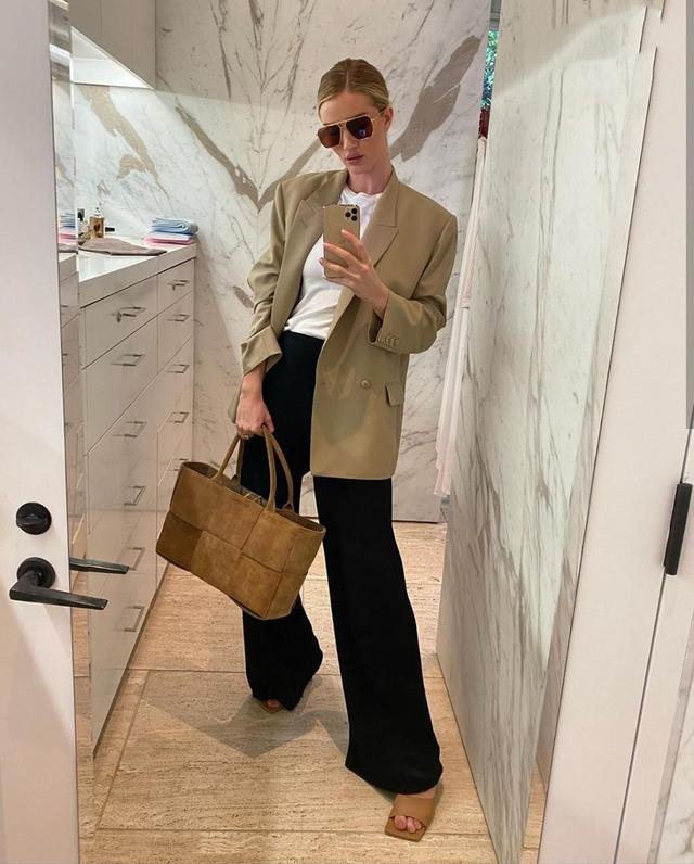 配饰|还别说，“阔腿裤+配饰”真能穿出时髦感，套这三个模板很实用