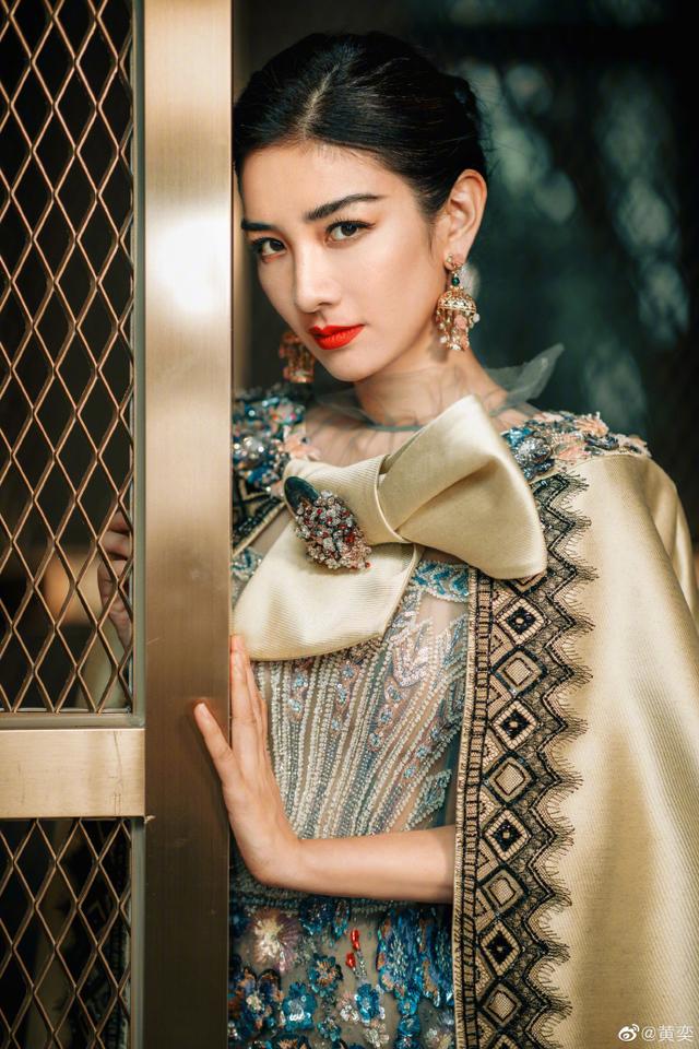 钮祜禄|终于摆脱前夫后，黄奕以“钮祜禄式”浓妆出席活动，被指容光焕发