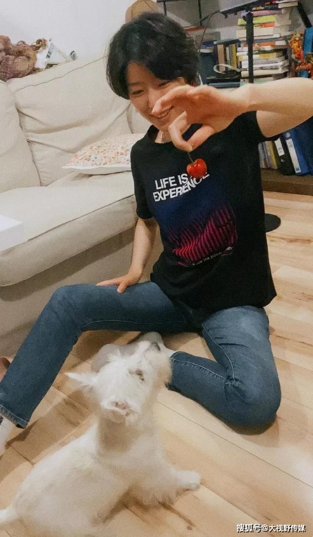 Susie|李亚鹏新女友罕见现身，“竹竿腿”太纤细，比王菲漂亮不止一点点