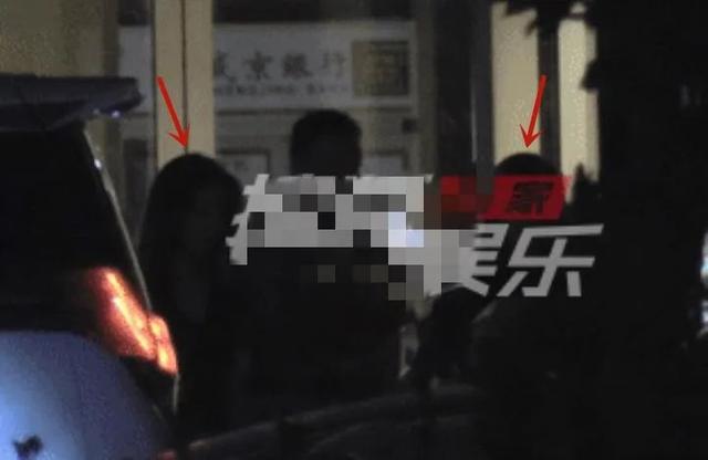 杨坤夜会俩美女一手牵一个，三人行其乐融融，