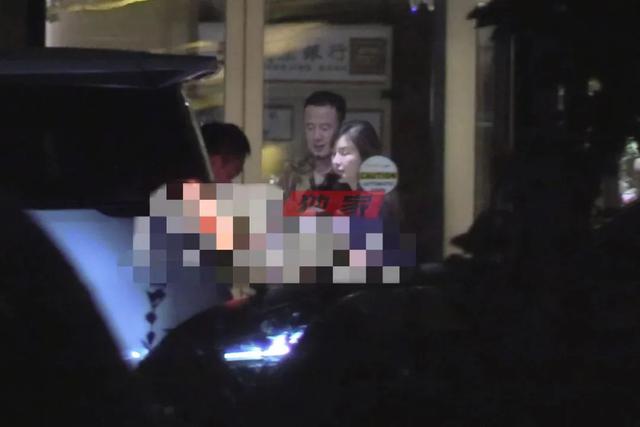 杨坤夜会俩美女一手牵一个，三人行其乐融融，