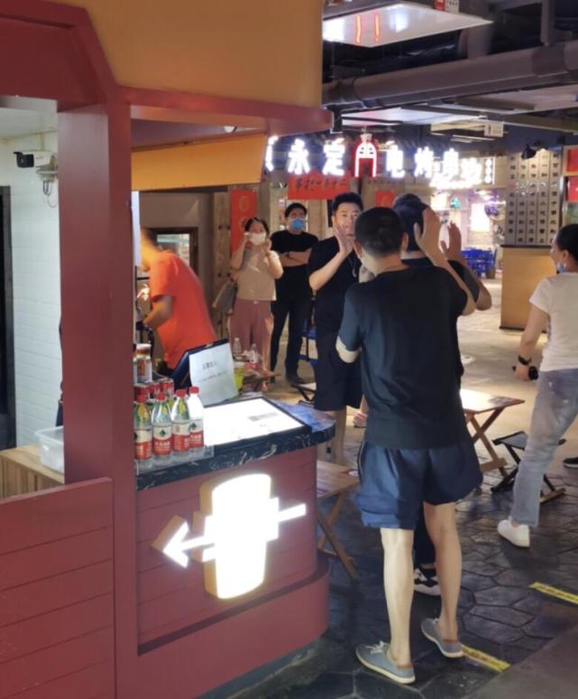 淡出娱乐圈多年，网友街头偶遇任泉，短裤配拖