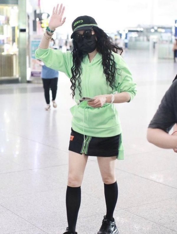 身材|钟丽缇一点不自重？又穿“无痕裤”秀身材，生图下一脸黝黑好显老