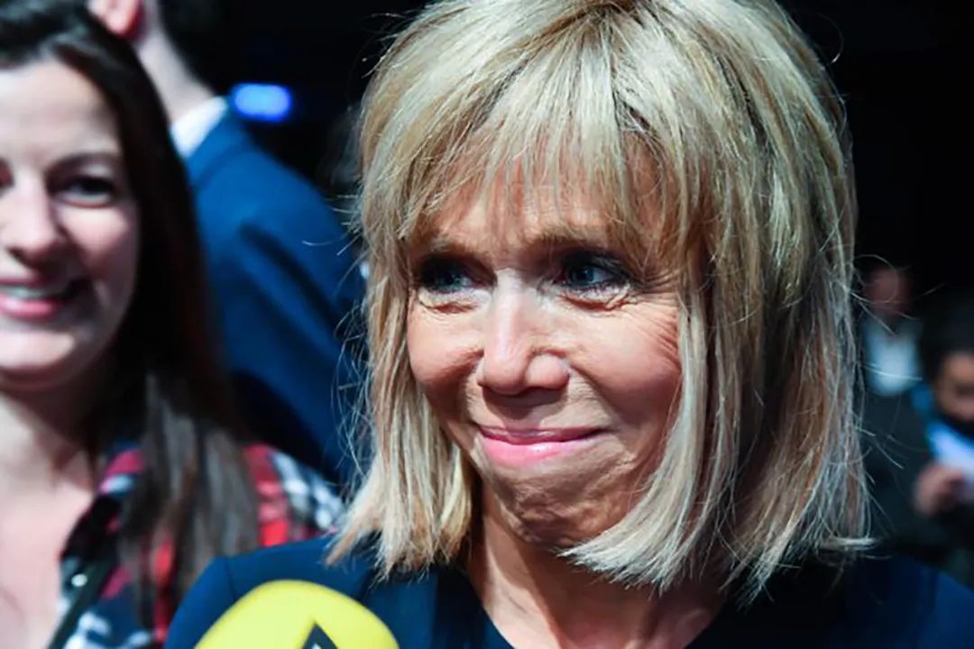 布丽|67岁布丽吉特瘦成纸片人，麻杆腿引领时尚，但上下一样粗看不见腰