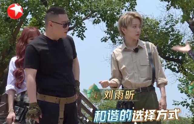 岳云鹏疑咸猪手?强搂告白24岁女爱豆