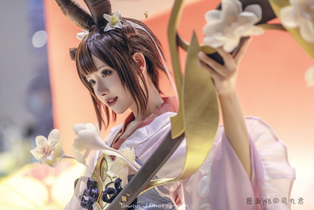 裙子|别盯着“不雅JK”了！漫展上的小美女教你、穿裙子也能蹲下拍美照