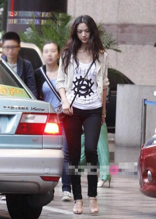 雀斑|汤唯素颜晒自拍，满脸的雀斑和法令纹很明显，气质不减反增！