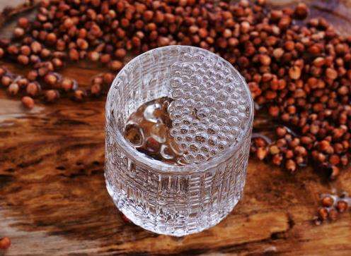 酿酒技术|蒸好的高粱已糖化24小时,为什么还有点发干,酒液少?