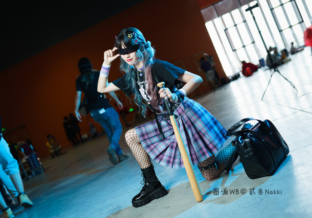 裙子|别盯着“不雅JK”了！漫展上的小美女教你、穿裙子也能蹲下拍美照