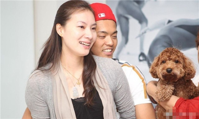 家庭|原创林丹陪爱妻签合同!谢杏芳一动作彰显自己家庭地位,网友纷纷叫好