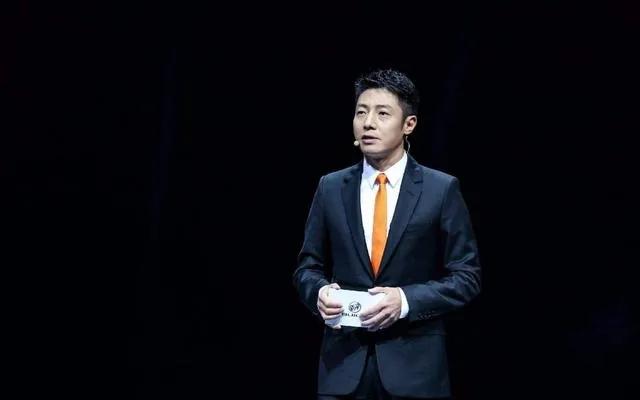 何炅共|原创撒贝宁当奶爸的226天,妻子李白和龙凤胎疑似仍在国外?