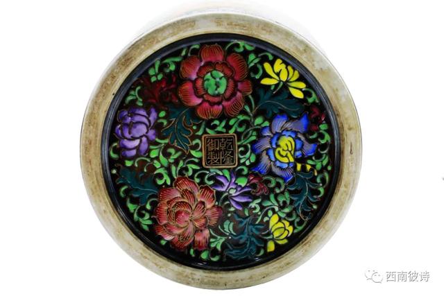 龙凤|螭龙双耳龙凤穿花凤尾赏瓶：乾隆时期御窑粉彩中的巧夺天工