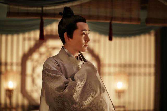 龙的|原创朱一龙拍照不换表情，被粉丝制成大合集，本尊翻牌留言：请撤回