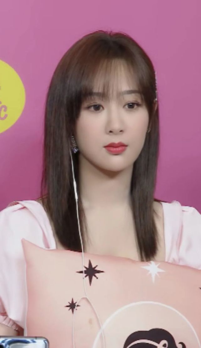 都怪|杨紫又胖了？穿一字肩白色连衣裙“虎背熊腰”，网友：都怪造型师