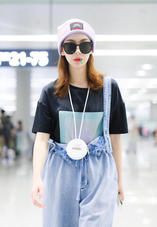 调配|戚薇穿背带裤都这么飒，背带只挂一边，却穿得精致又潇洒