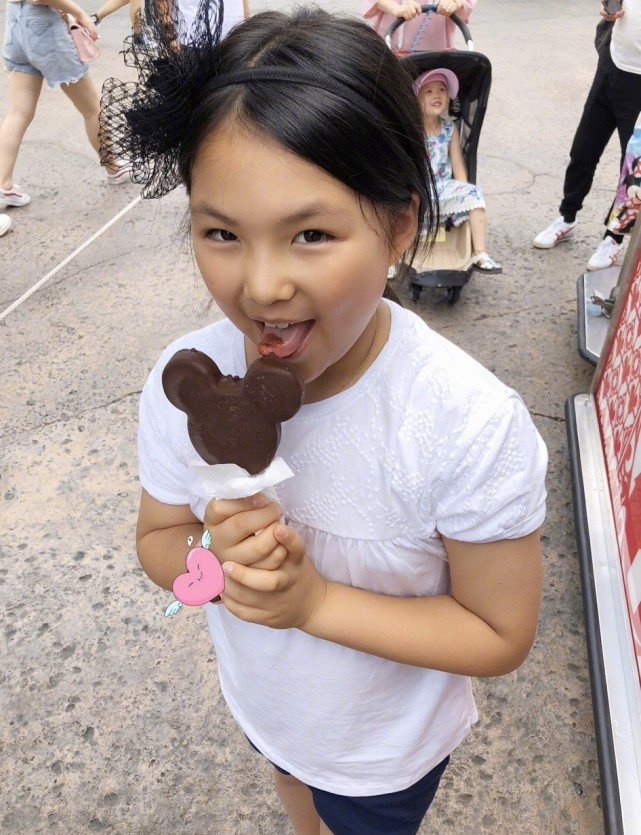 偶像|李湘晒女儿王诗龄照片，11岁成“追星女孩”，和偶像合影太显可爱