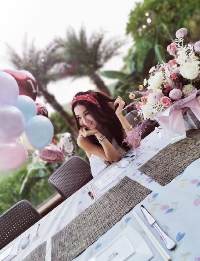 皮肤|原创温碧霞54岁生日，丈夫养子左右献吻，何祖光皮肤黝黑毫无富豪气质