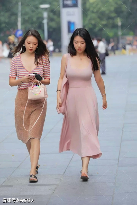 街拍,高颜值的时尚姐妹花,华丽的穿搭走在街头熠熠生辉
