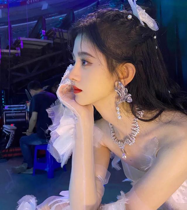 慎入|鞠婧祎再次暴露真实发量，痕迹明显密集恐惧症患者慎入