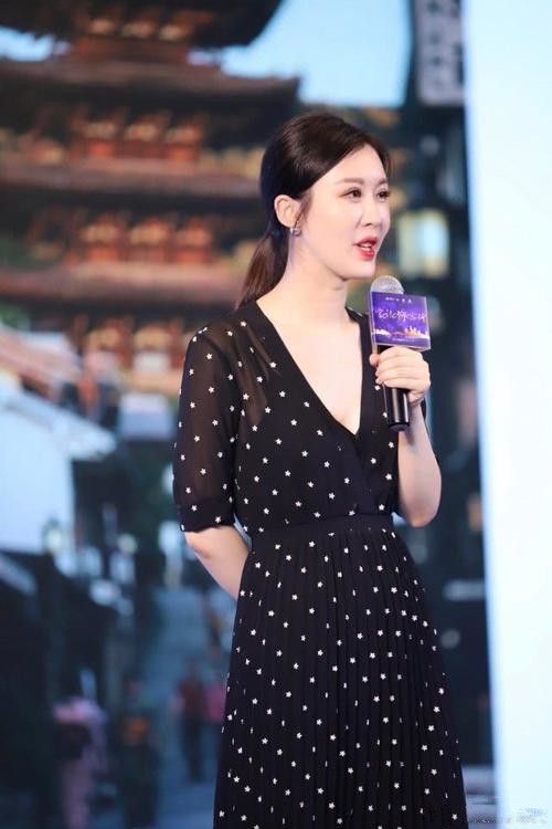 田朴珺|王石娇妻近看也不完美，脸部僵硬小腹突起的，全靠包装吸眼球！