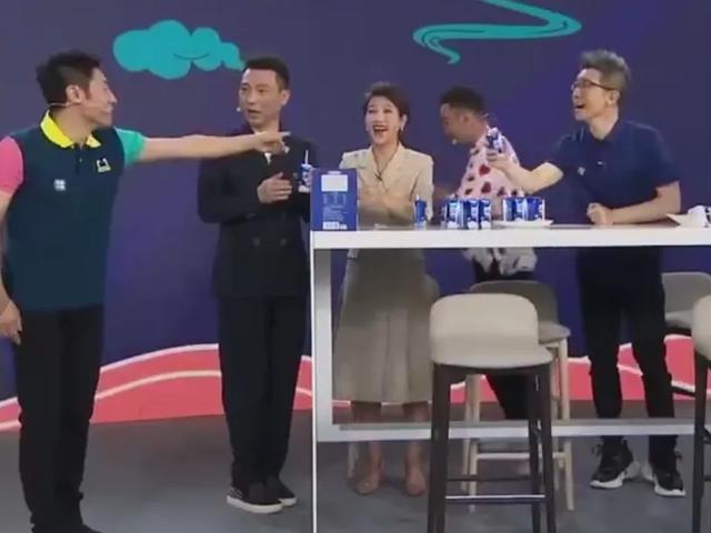 何炅共|原创撒贝宁当奶爸的226天，妻子李白和龙凤胎疑似仍在国外？