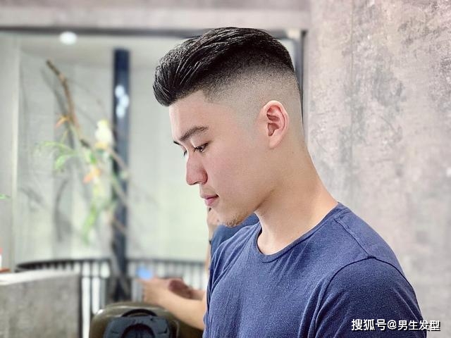 发型|男生“背头”发型过时了？建议你试试这4款，时尚潮流显帅气