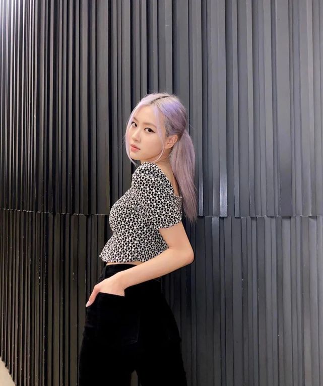 rose|“澳洲玫瑰”朴彩英晒照，穿短款上衣露53cm蜂腰，身材火辣太瞩目