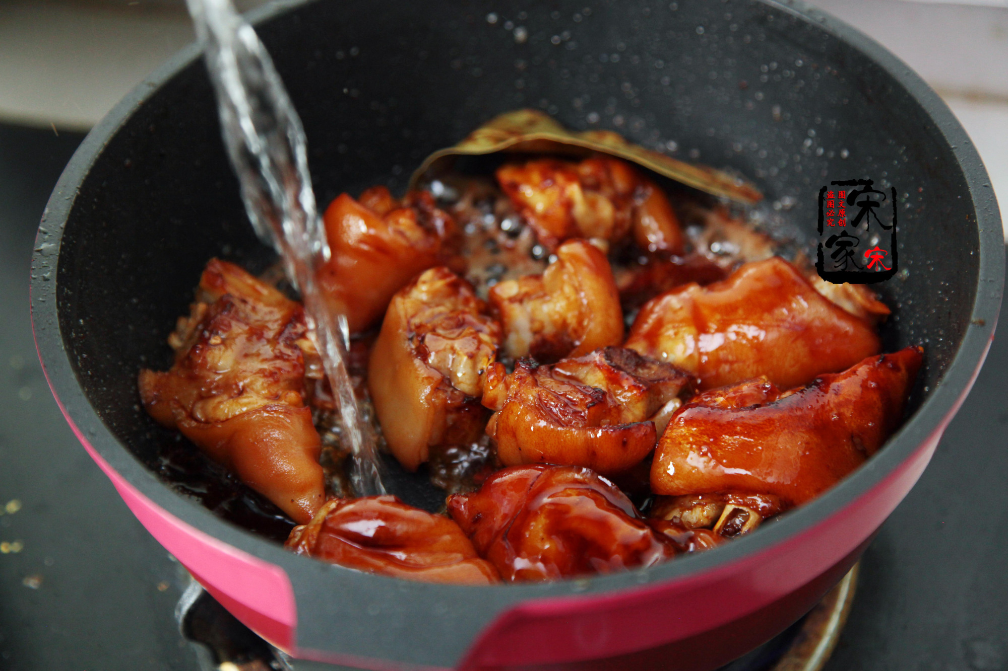 夏天消耗多，女人碰见这菜别手软，富含胶质，多吃气色棒！