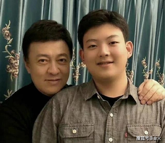 朱军近照苍老难认，18岁儿子低调谦逊气质出众，