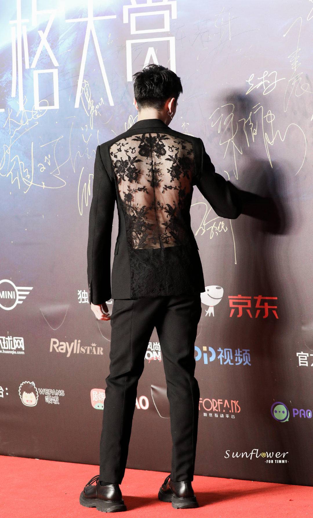 蔡徐坤|去性别化的蕾丝才是潮流！盘点小鲜肉们的蕾丝造型