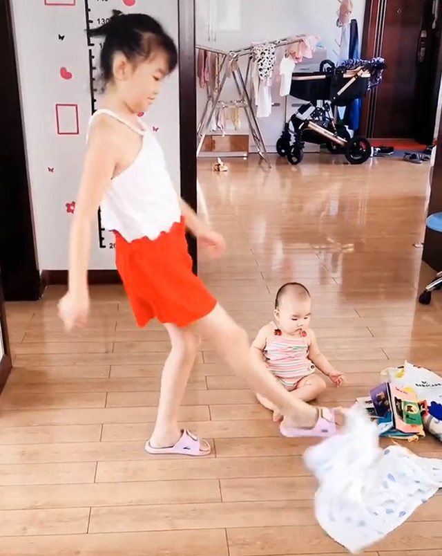 弟弟爬进姐姐房间干扰姐姐写作业，被姐姐“无情”驱赶，妈妈：自讨苦吃
