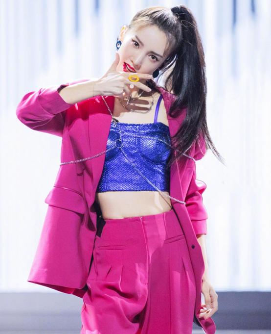 全员|原创金晨送玫瑰被赞铁汉也柔情，护肤品浪姐全员人手一套，一车不够装