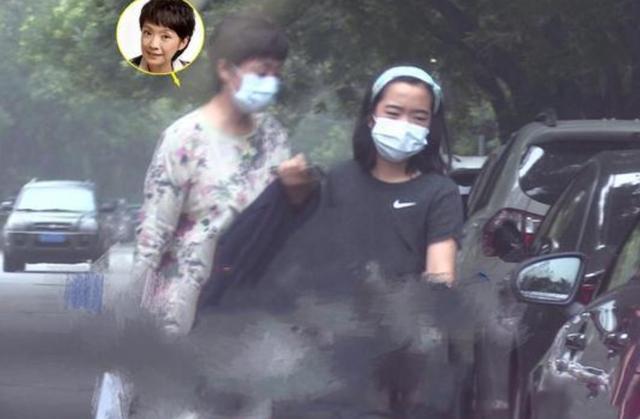 王海燕|原创张嘉译也是老烟枪？与妻女再现身烟不离手，走路踉跄老态龙钟