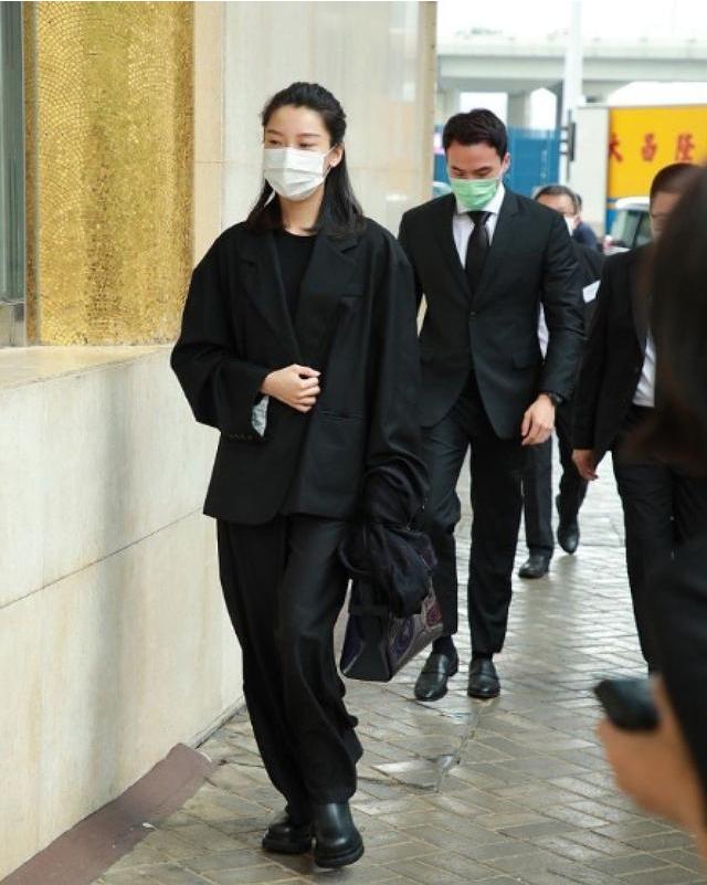 齐娇|齐娇穿T恤配裤装挤公交，昔日阔太气场全无，何猷启不心疼女儿吗