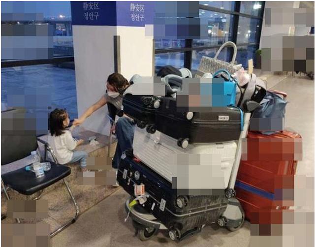 齐娇|齐娇穿T恤配裤装挤公交，昔日阔太气场全无，何猷启不心疼女儿吗