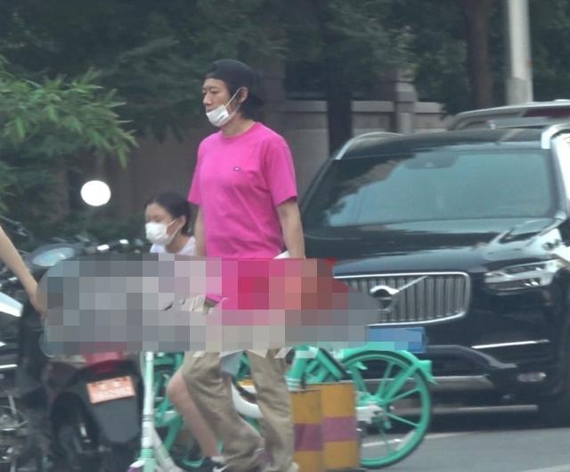 袁泉拍完戲帶十歲女兒到餐廳吃飯，「夏哈哈」五官超像爸爸夏雨 娛樂 第7張